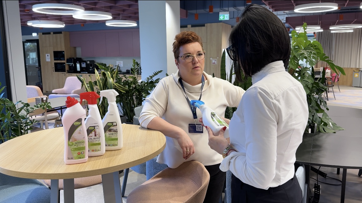 Koordynator i Manager Operacyjna Fresh Office omawiają ekologiczne sprzątanie biur