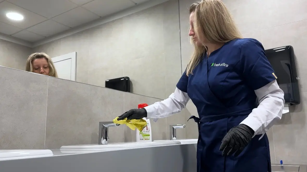 Regularne sprzątanie sanitariatów w biurze
