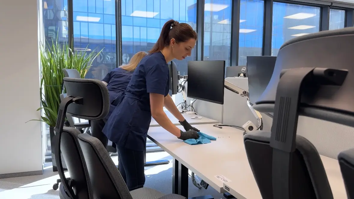 Zespół Fresh Office podczas sprzątania biura