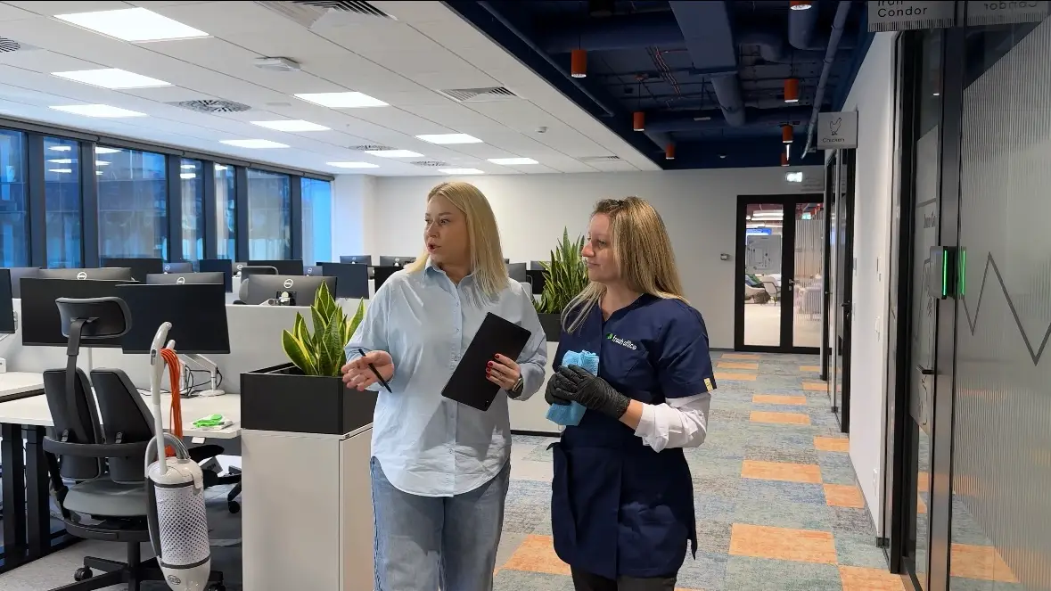 Koordynatorka Fresh Office i członkini Zespołu Sprzątającego podczas kontroli biura